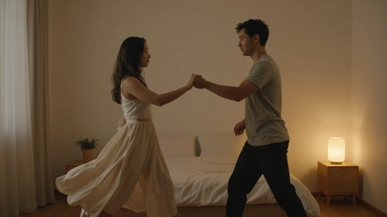 İki partner, sessizce birlikte yavaşça dans ediyor, elleri tutuşmuş.