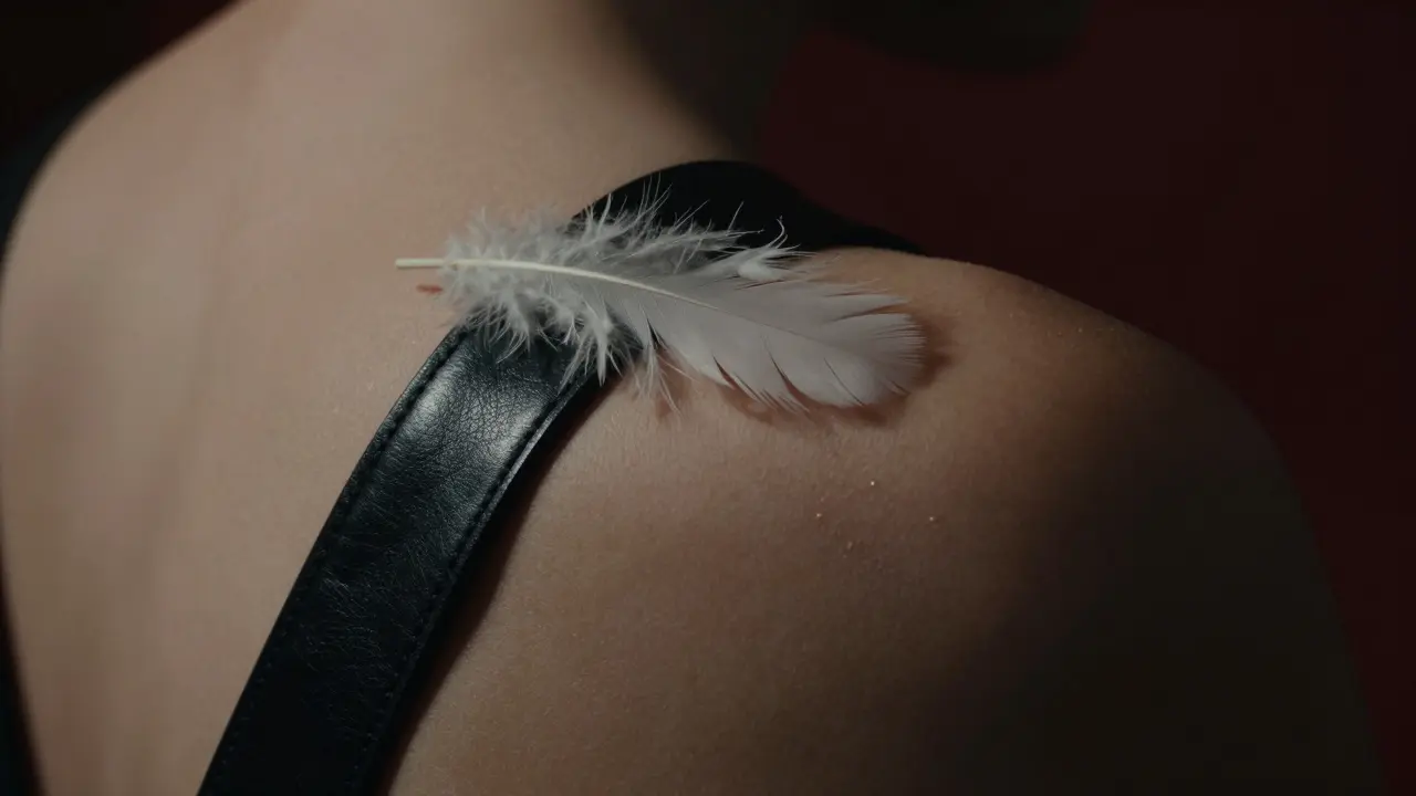 Tüylü bir dokunuş ve deri kayış arasındaki duyusal zıtlık.